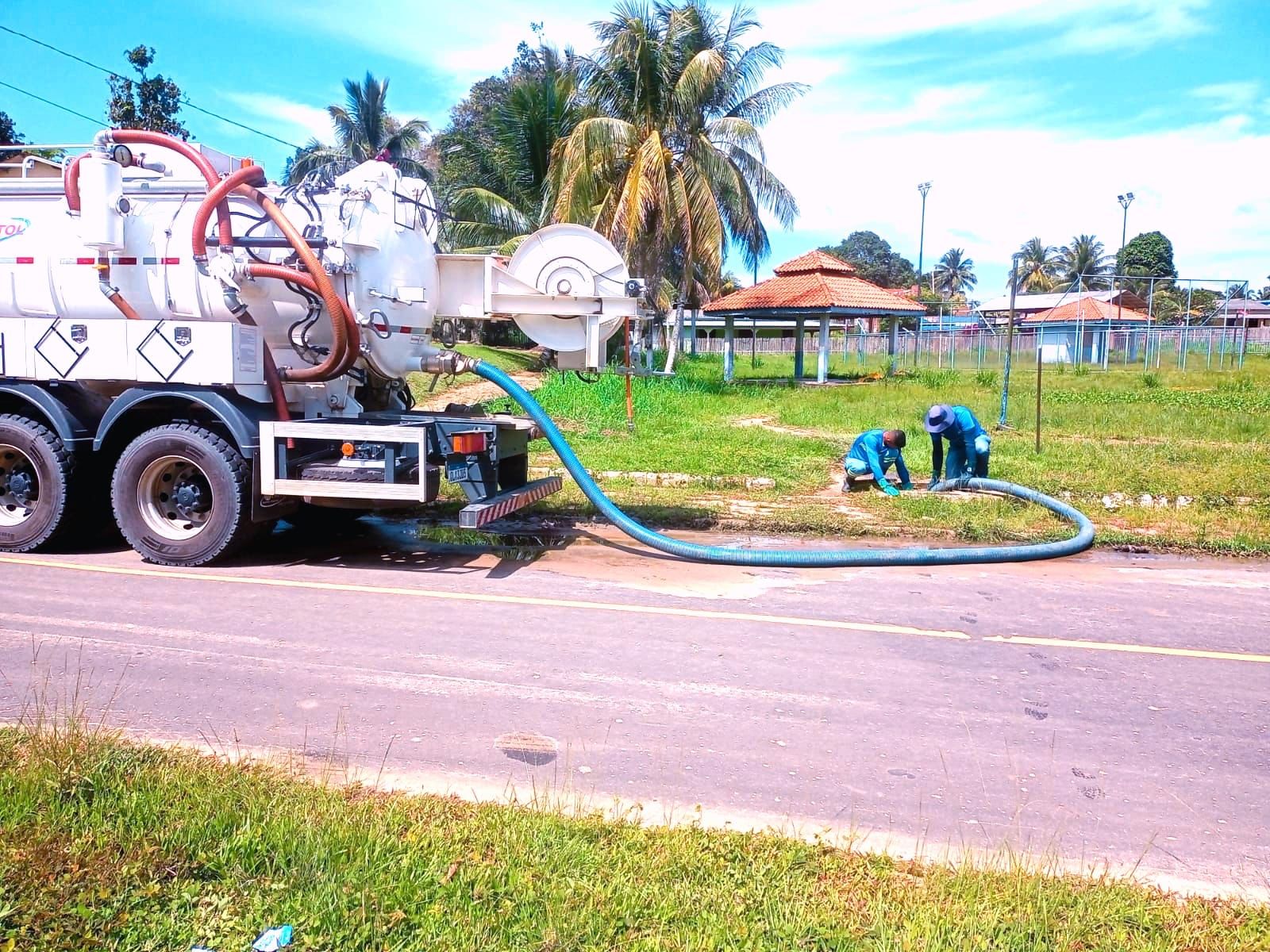 Em Mâncio Lima, Saneacre realiza serviços de sucção e desobstrução da rede de esgoto