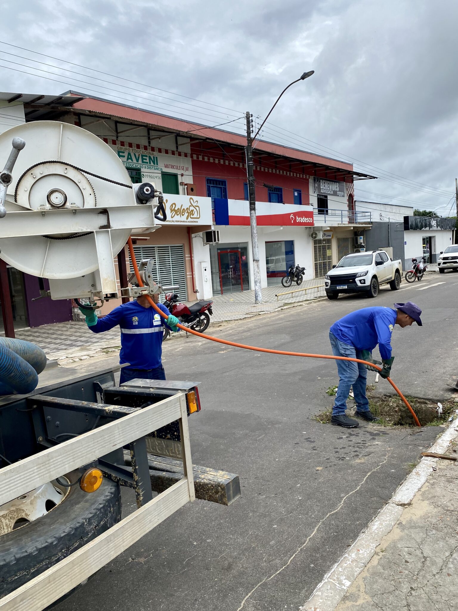 Em Mâncio Lima, Saneacre avança na desobstrução de redes de esgoto