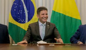 Governador mantém compromisso de reajuste salarial de servidores. Foto: Neto Lucena/Secom