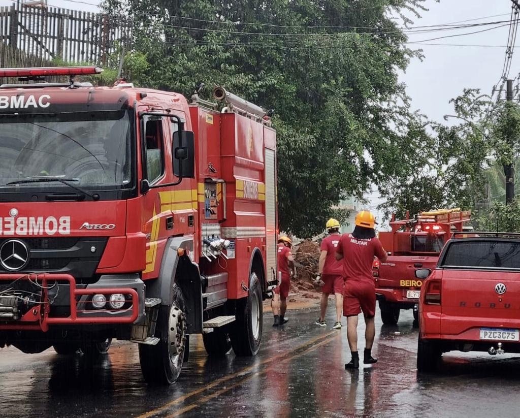Corpo de Bombeiros atende ocorrências causadas pelas fortes chuvas em Cruzeiro do Sul