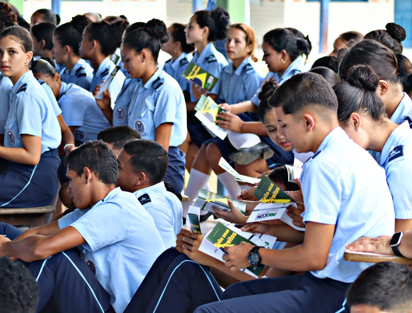 Procon realiza ação educativa na Escola Estadual Cívico Militar Madre Adelgundes, em Cruzeiro do Sul