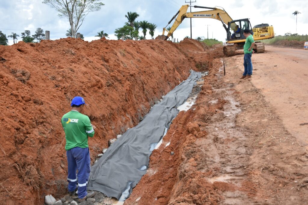 Governo executa serviço de recuperação de área degradada por erosão no km  52 da AC-40 - Noticias do Acre