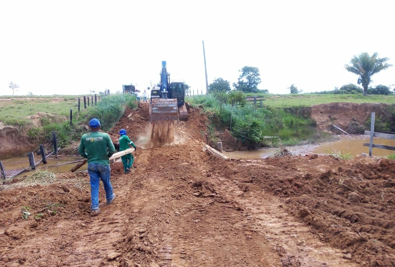 Deracre trabalha em melhorias de acesso nos ramais da Transacreana, em Rio Branco
