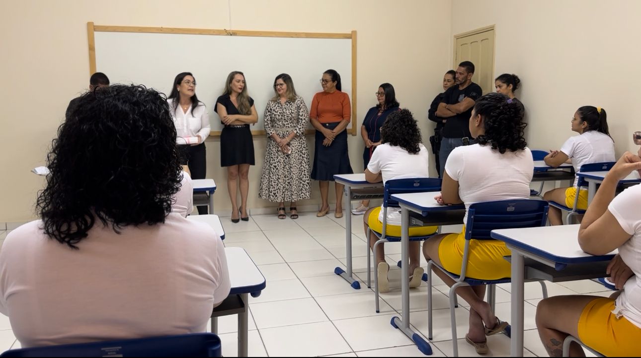 Iapen e Fieac assinam termo de cooperação para internas da penitenciária feminina de Cruzeiro do Sul confeccionarem uniformes escolares