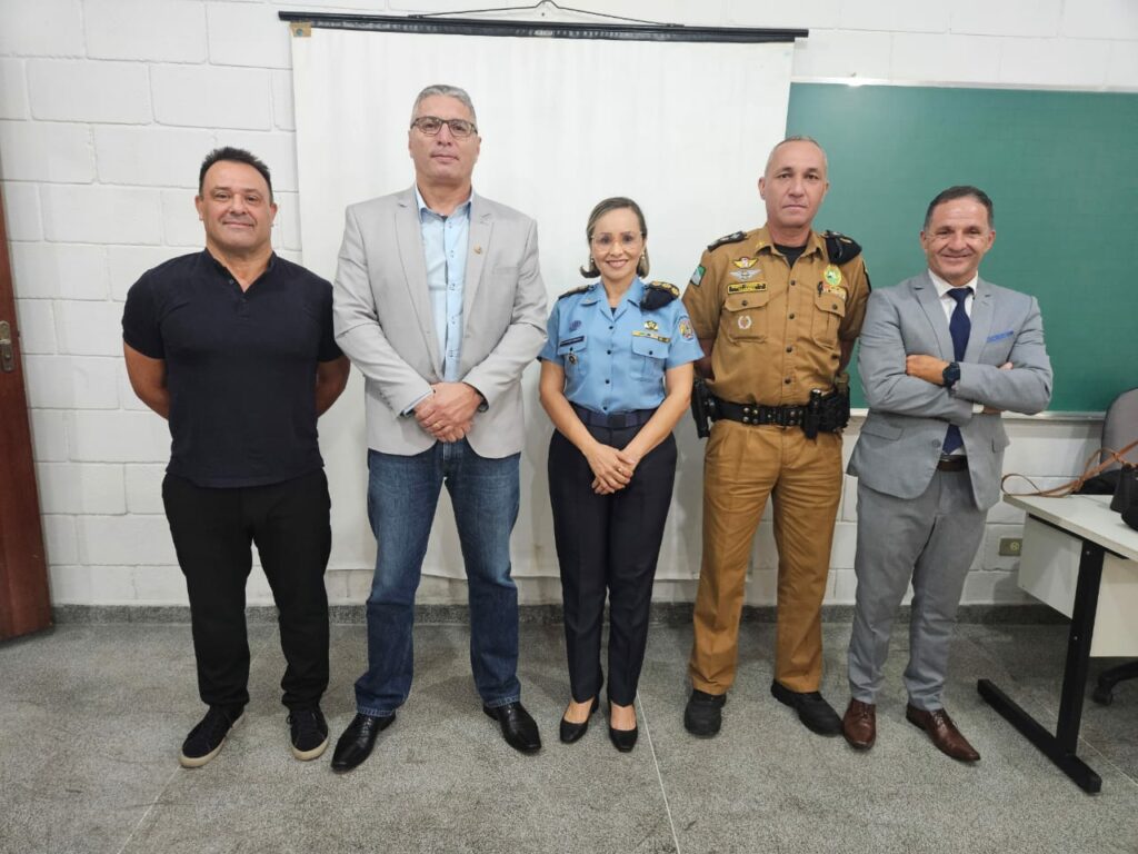 Coronel PM Marta Renata com integrantes da banca avaliadora do TCC
