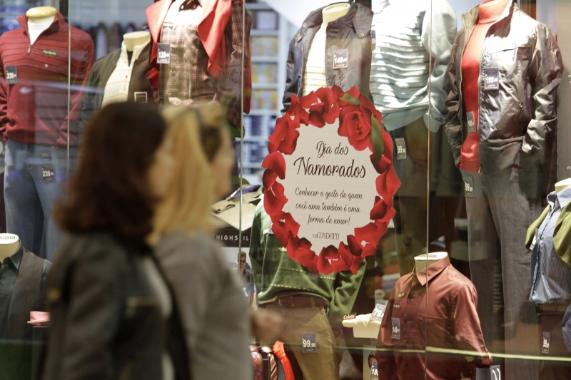 Procon oferece dicas de consumo consciente para as compras de Dia dos Namorados