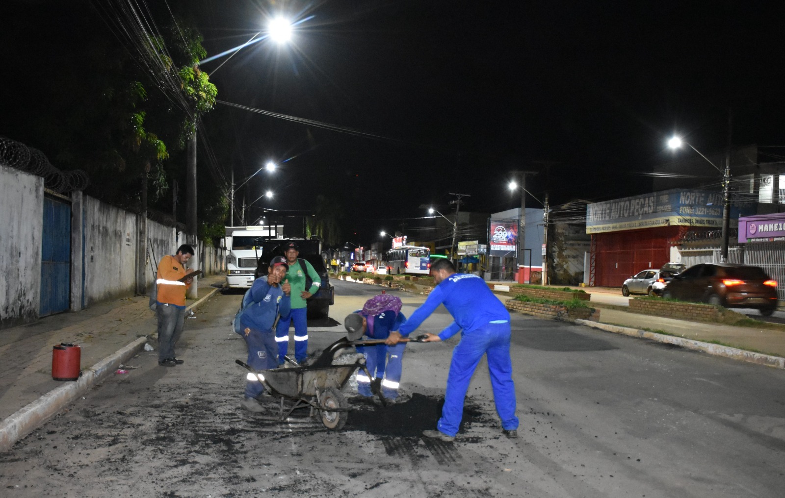 Equipe do Deracre realiza manutenção da Via Chico Mendes no período noturno