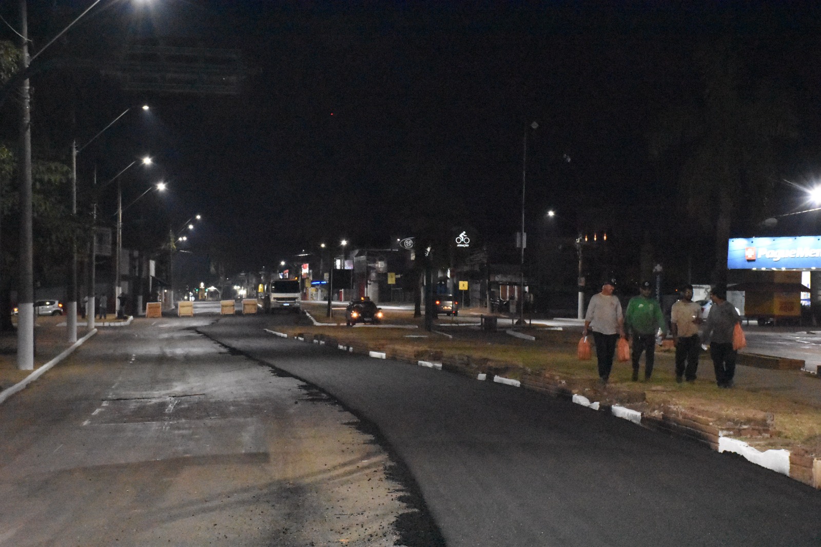 Com obras no período noturno, governo aplica mais 400 toneladas de asfalto na Via Chico Mendes