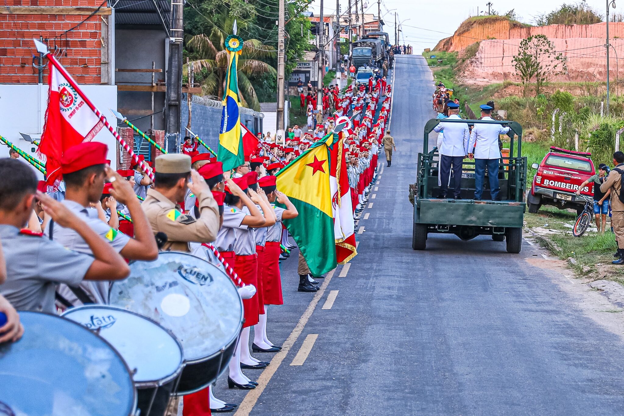 Vice-governadora Mailza prestigia desfile cívico-militar em Cruzeiro do Sul