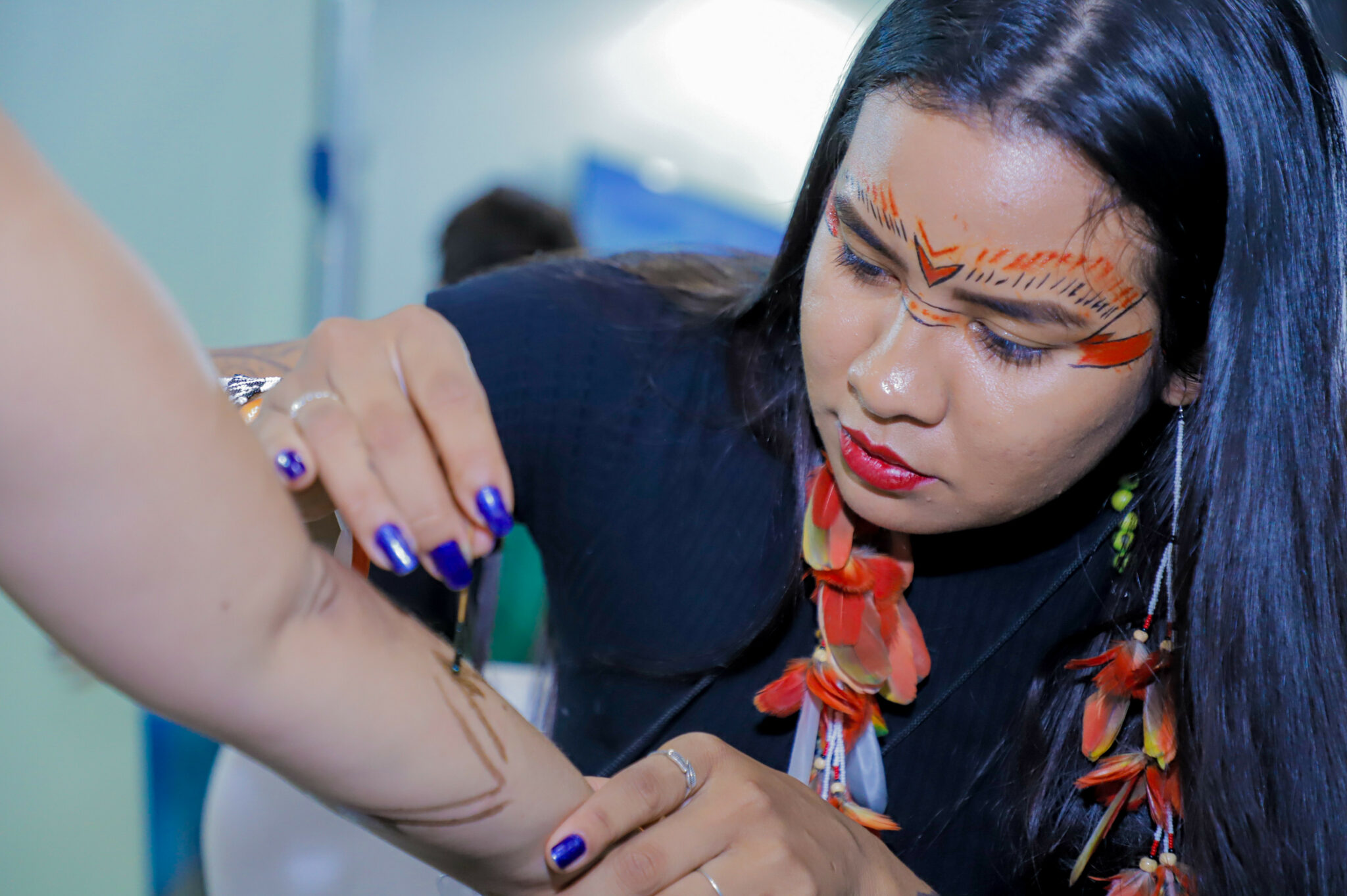 Pintura e artesanato indígena mostram potência do etnoturismo do Acre em feira internacional no Rio de Janeiro