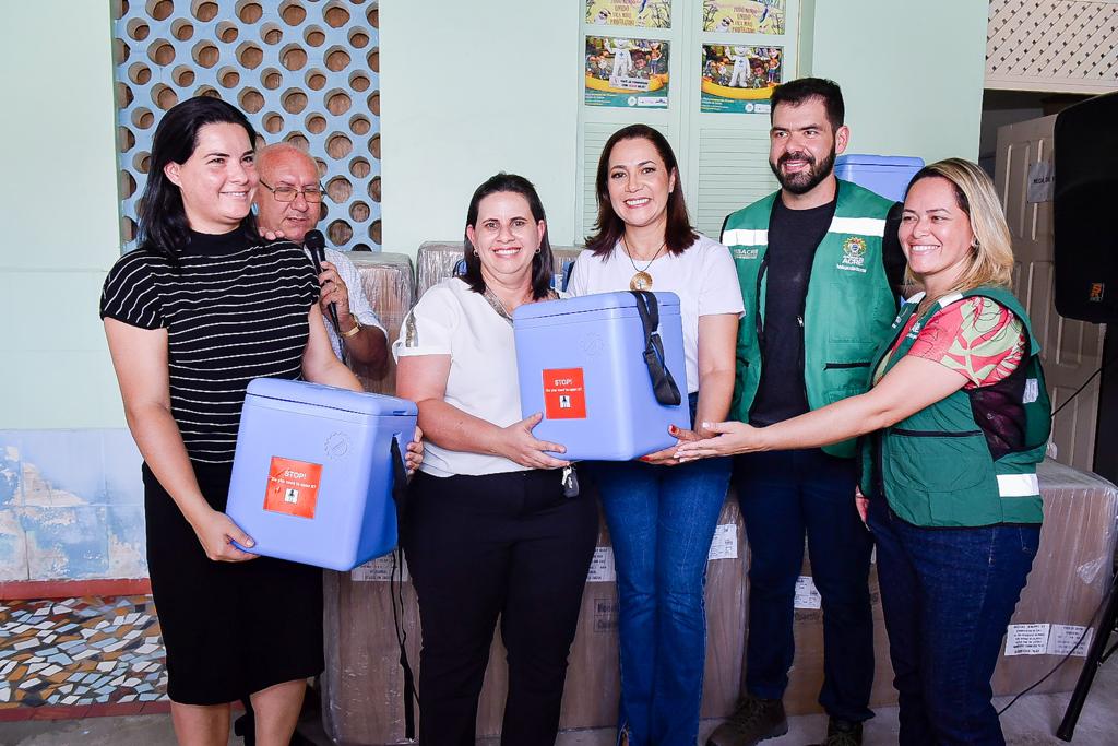 Governo do Estado entrega insumos para a Oficina Ortopédica e Programa Nacional de Imunização em Cruzeiro do Sul