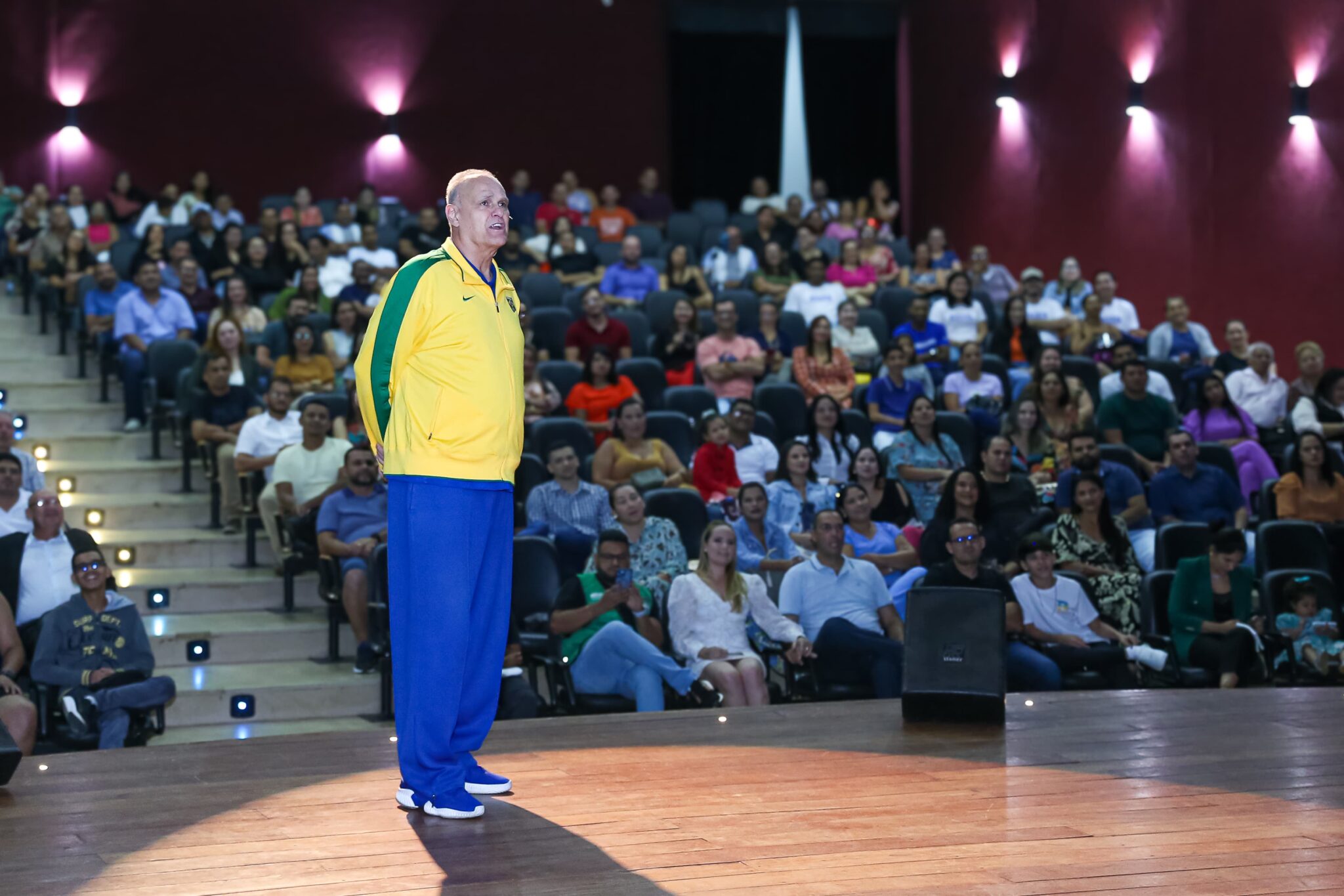Astro do basquete brasileiro, Oscar Schmidt palestra para servidores no Juruá