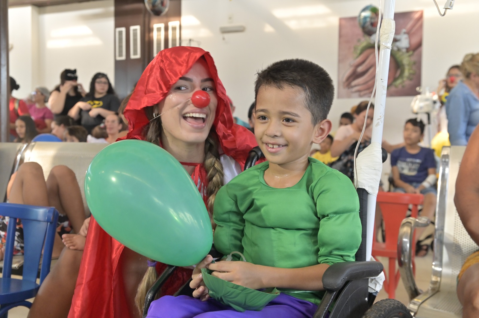 Hospital infantil realiza festa do Dia das Crianças com o tema de super-heróis 