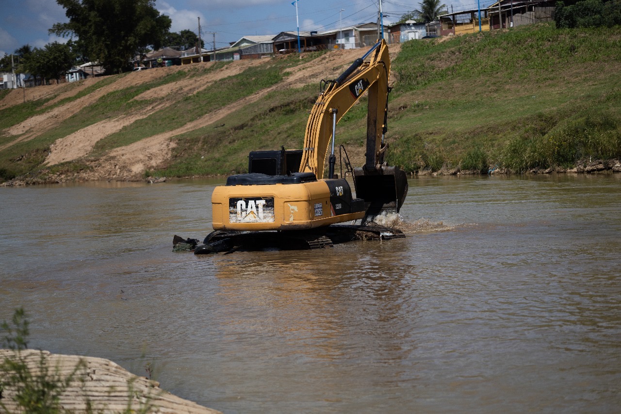 Mais de 200 toneladas de lixo já foram retiradas durante mutirão de limpeza do Rio Acre