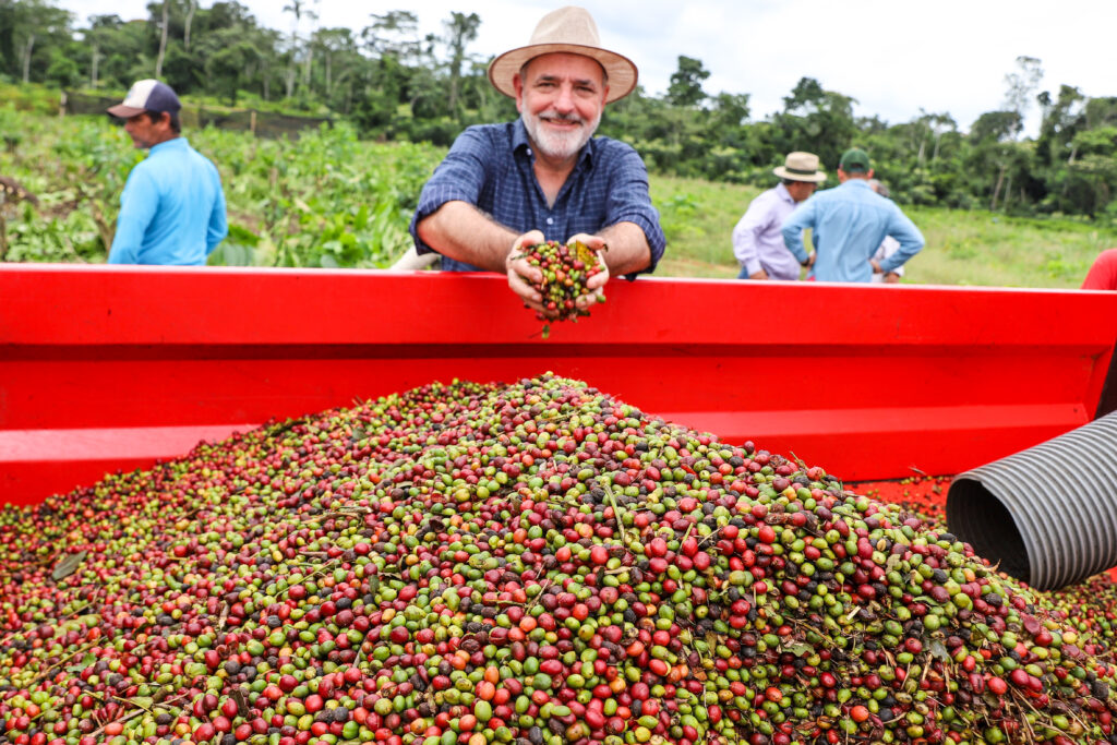 José Luís Tchê, secretário de Agricultura, destaca potencialidades do Acre para a cafeicultura e ações governamentais para impulsionar a produção local. Foto: Marcos Vicentti/Secom