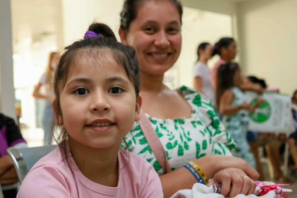 Lorena Lopes e sua mãe Shirley. A menna foi atendida pelo programa Saúde Itinerante Especializado. Foto: Odair Leal/Sesacre