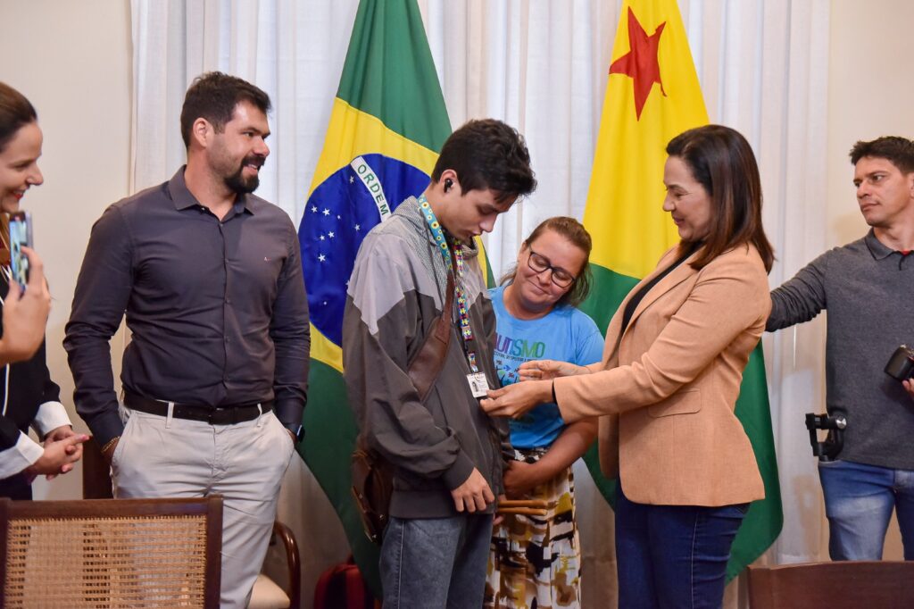 Yan Gabriel recebeu a sua carteira (a primeira emitida) das mãos da vice-governadora Mailza Assis. Foto: Júnior Aguiar/Sesacre