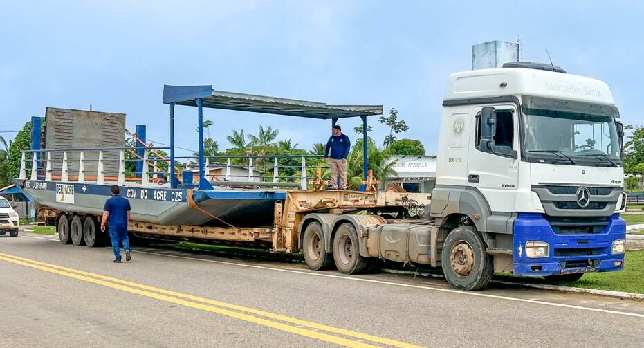 Governo transporta nova balsa e garante R$ 140 mil para melhorias em ramal de Feijó