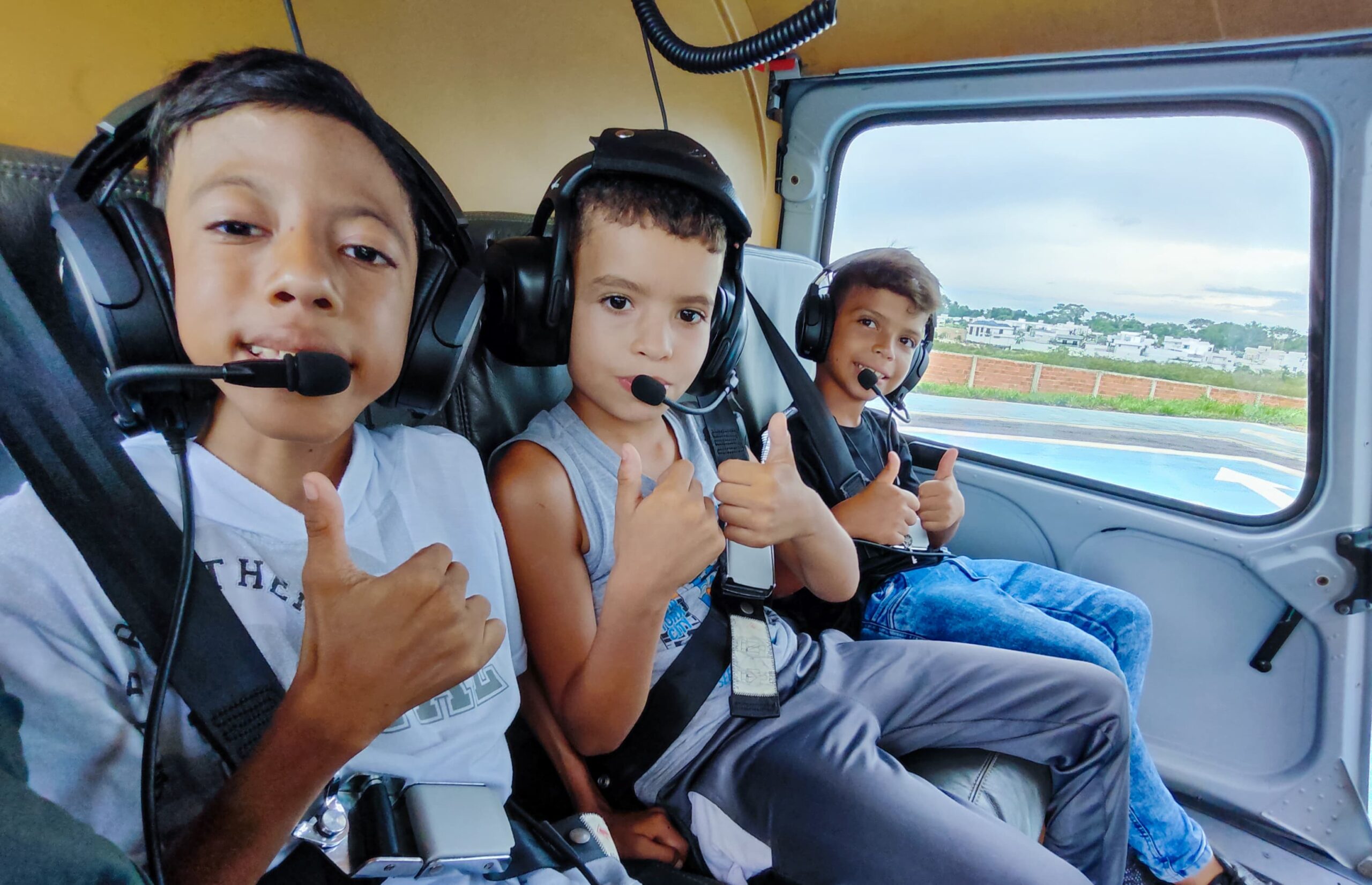 Governo realiza sonho de crianças atendidas pelo CER de passear de helicóptero
