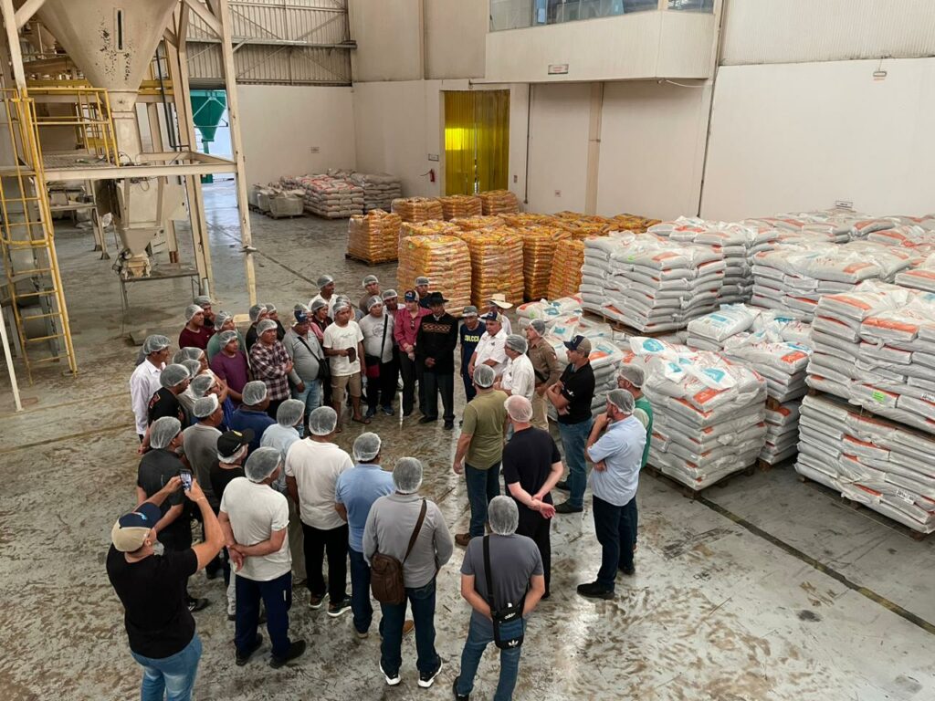 Comitiva peruana em visita a Indústria Nutrak, fechando a exportação de 160 toneladas de proteína animal. Foto: Jairo Carioca/Seict