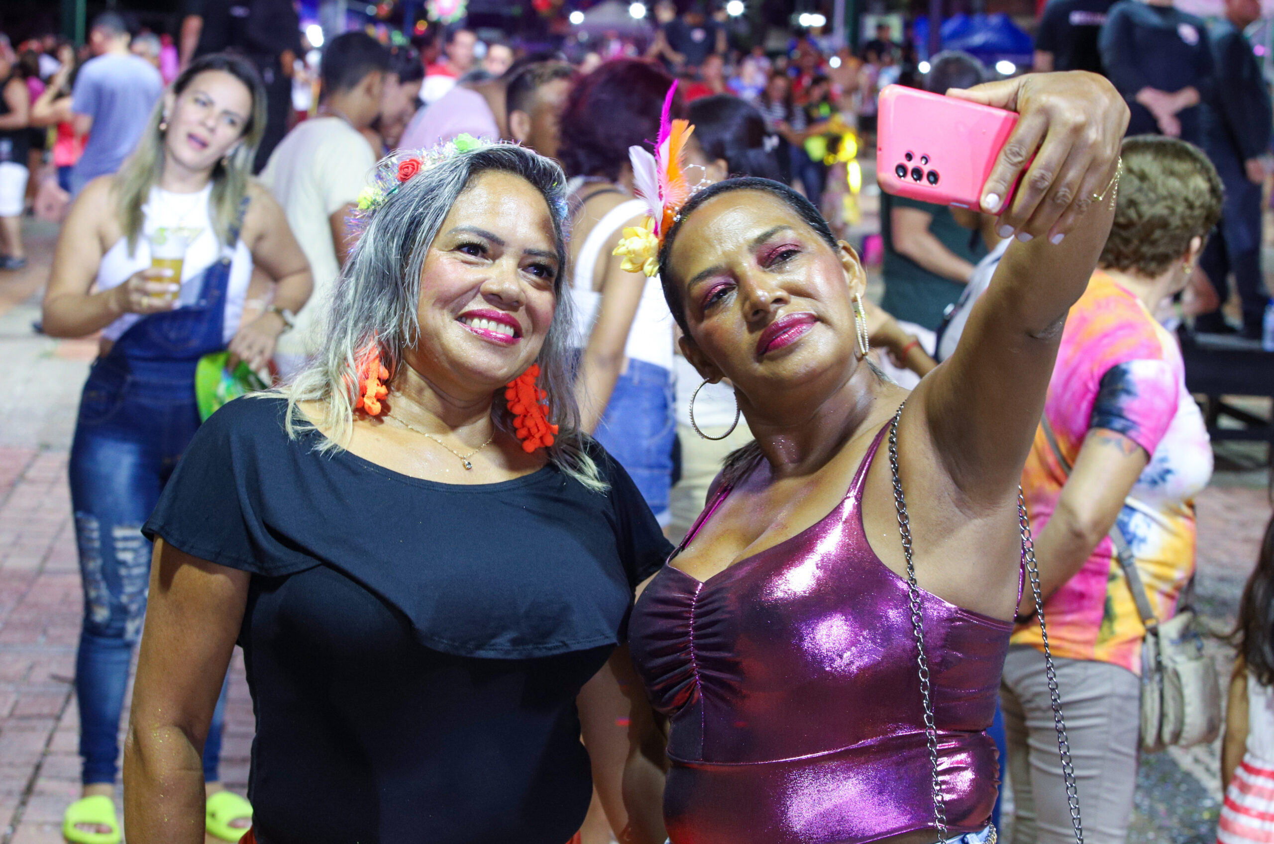 Irmãs Maria e Raimunda Gonçalves prestigiam baile de carnaval tradicional de Rio Branco. Foto: Marcos Vicentti/Secom