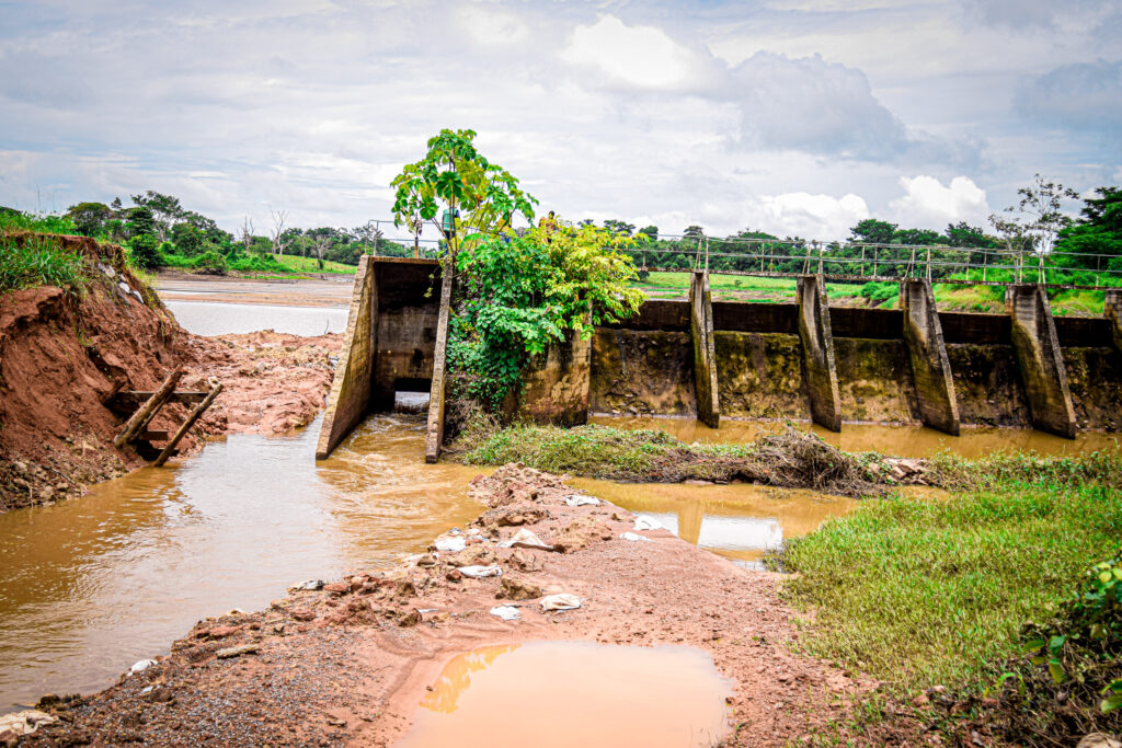 Saneacre realiza recuperação da barragem do açude que abastece o município de Bujari