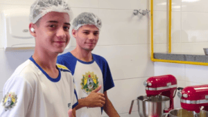 As práticas planejadas para os alunos do ensino médio da rede IEPTEC são sempre dinâmicas e exclusivas, e Carlos obteve excelente aproveitamento nesse diferencial que a Escola de Gastronomia oferece. Foto: Ascom IEPTEC