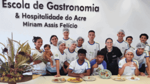 Os futuros confeiteiros exibindo as sobremesas devidamente empratadas após a realização da “Prova de Fogo”, que rendeu nota 10 ao estudante. Foto: Ascom IEPTEC