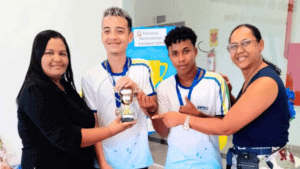 Coordenação da escola entrega prêmio à dupla campeã do concurso. Foto: Ascom IEPTEC