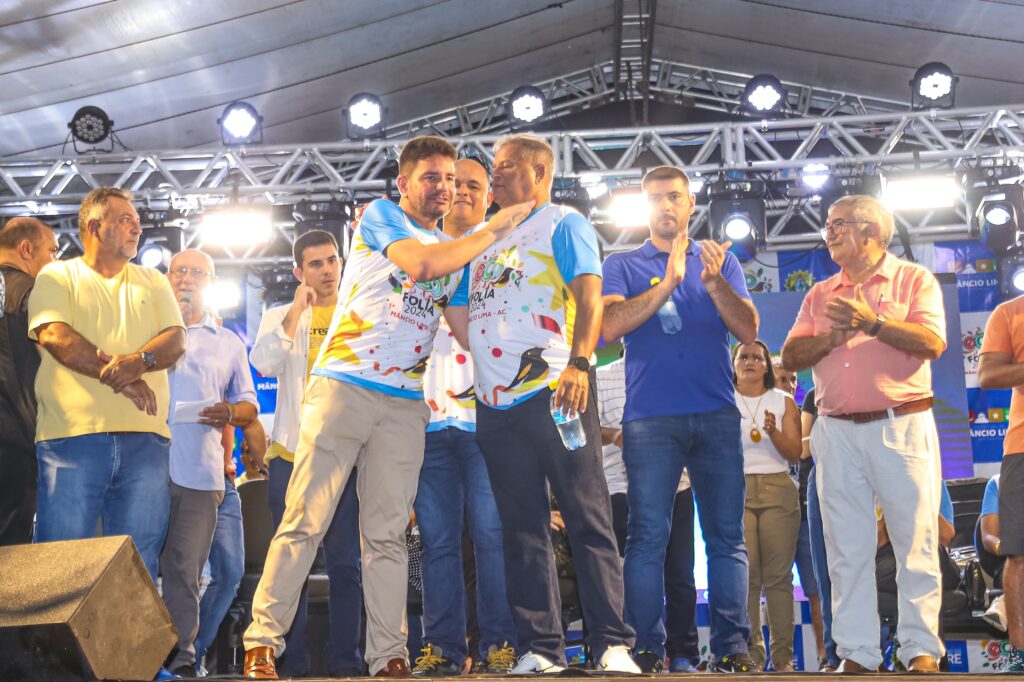 Gestores celebraram a concretização da primeira etapa da obra em Mâncio Lima. Foto: Marcos Santos/Secom