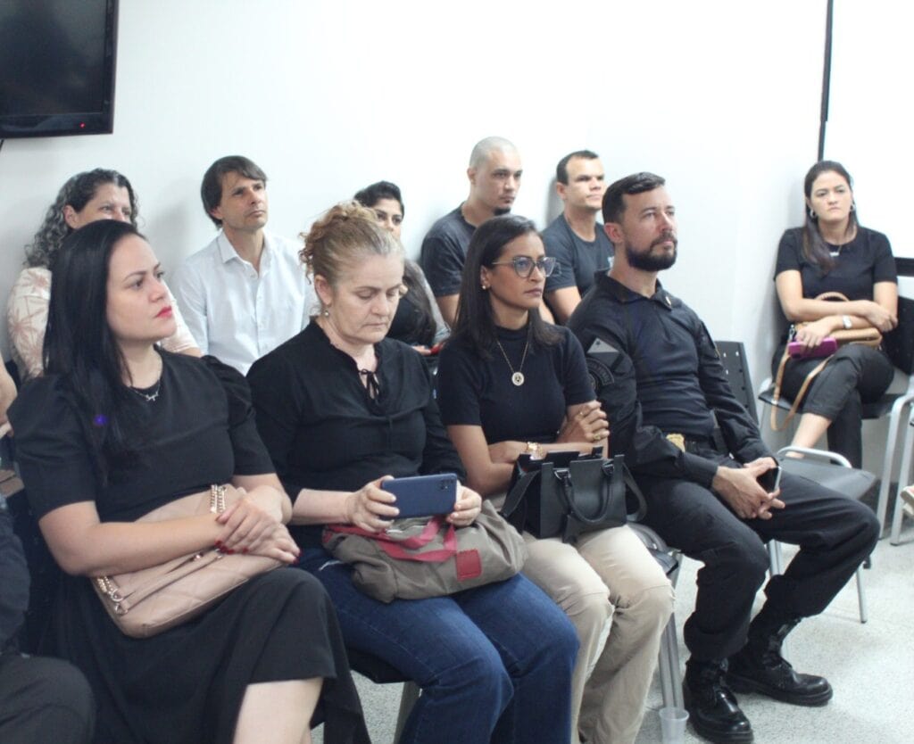 Representantes do Iapen durante reunião para entrega de alvarás. Foto: Clébson Vale