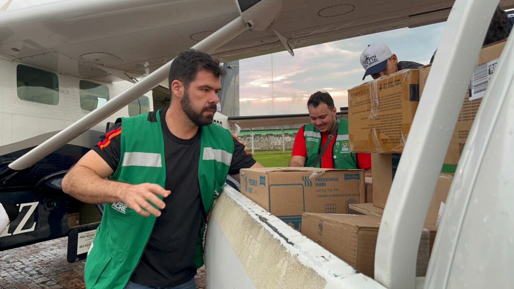 Insumos foram levados de avião em uma ação emergencial do governo do Estado para todos os municípios. Foto: Izabelle Farias/Sesacre