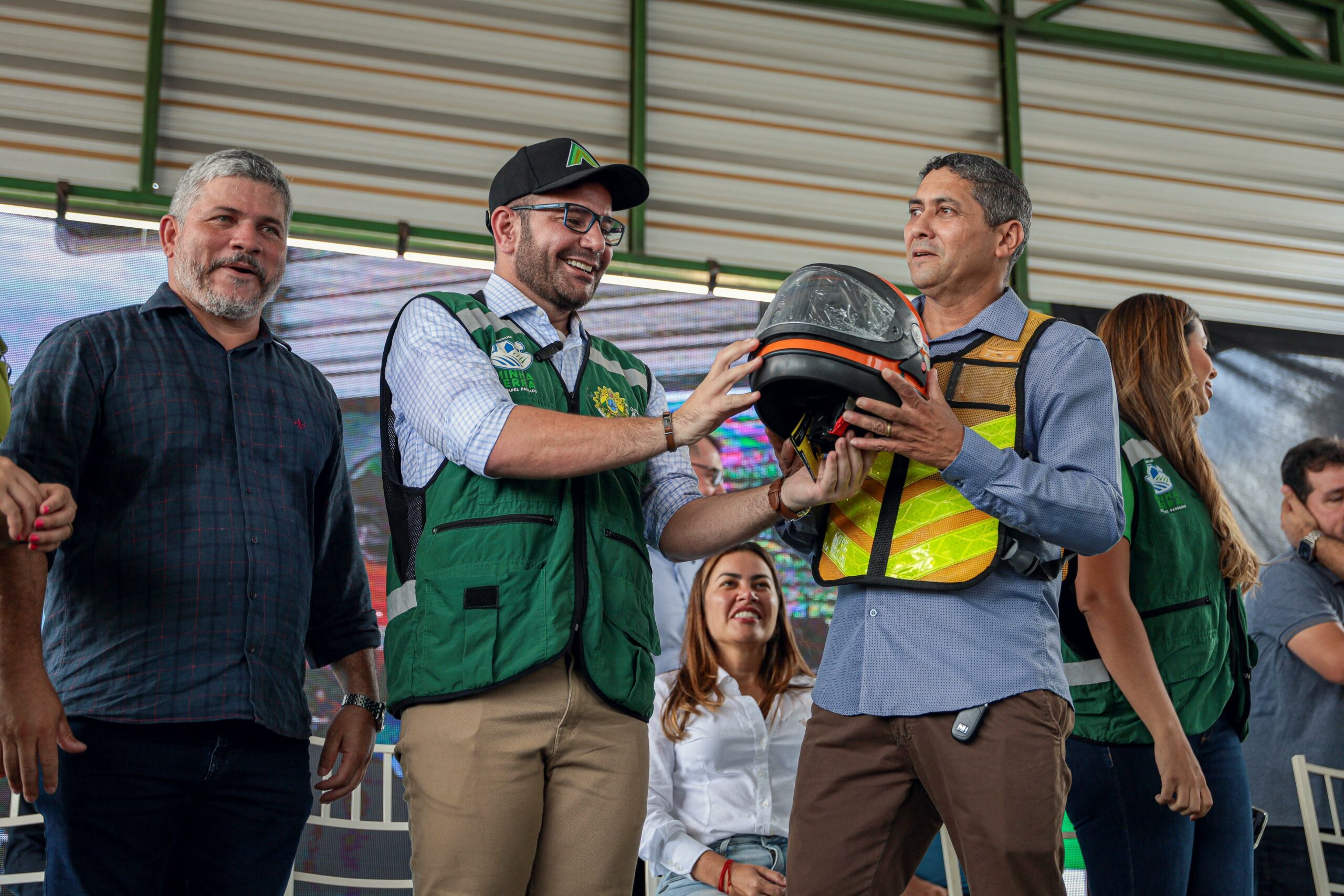 Governo do Acre entrega carteiras de habilitação e capacetes para mototaxistas de Brasileia e Epitaciolândia, promovendo inclusão social e segurança