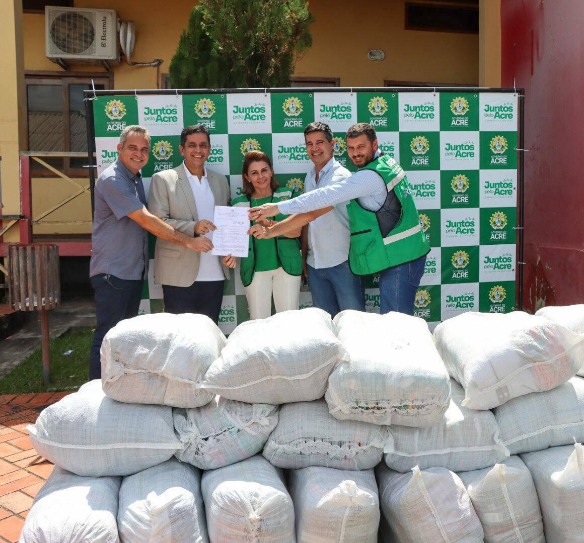 Fazenda Estadual entrega mercadorias apreendidas para doação a crianças afetadas pela enchente