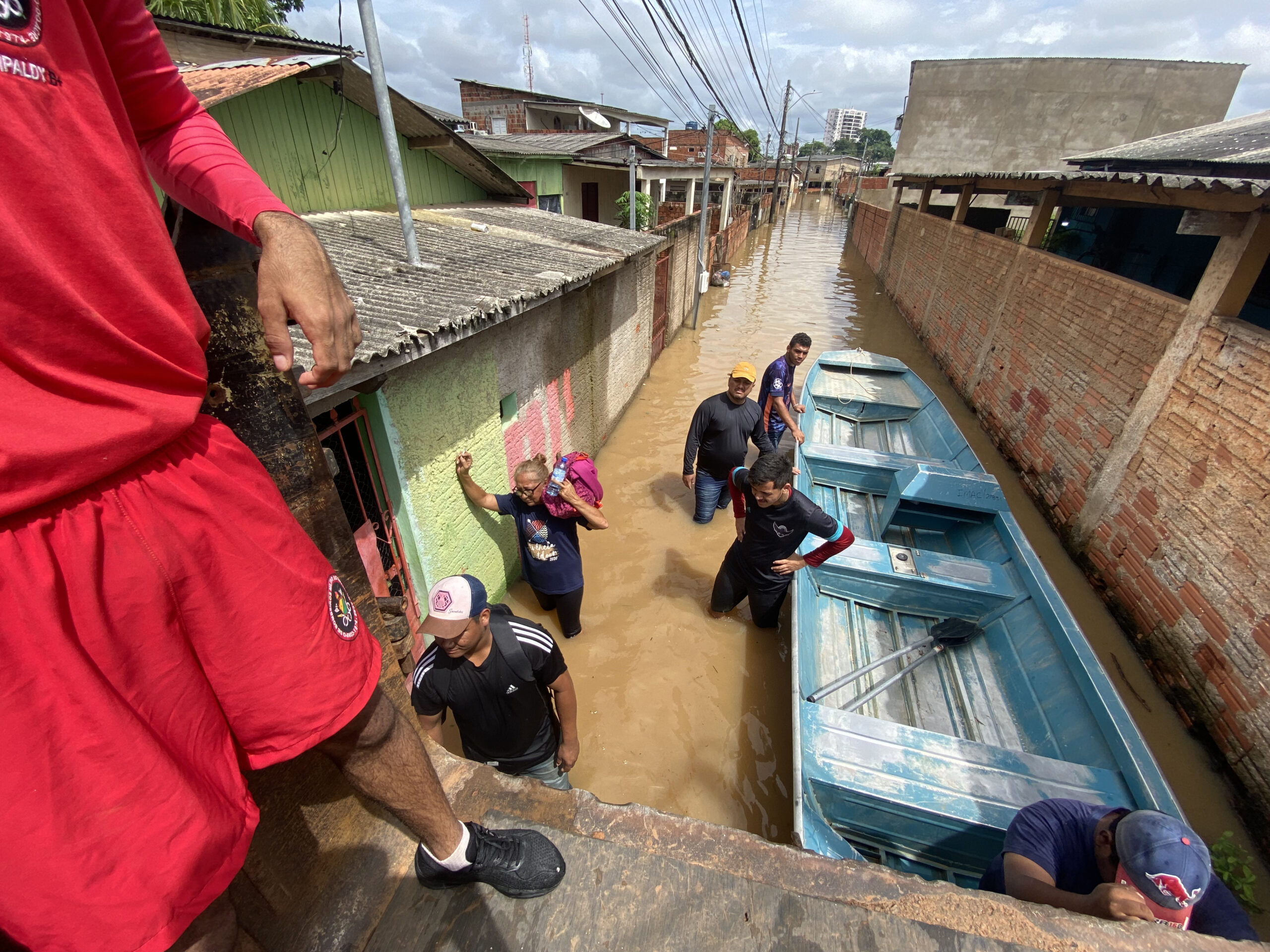 Corpo de Bombeiros continua ação de resgate e encaminhamento da população atingida pela alagação ao abrigo em Rio Branco