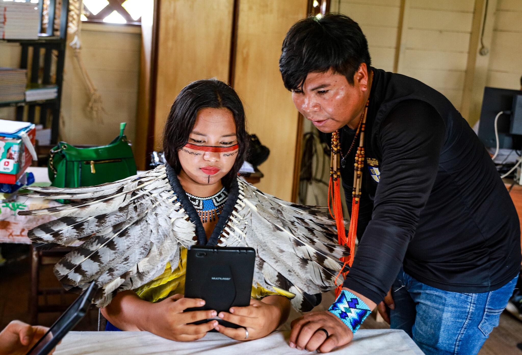Entrega de tablets em escolas indígenas fortalece educação e preserva cultura: ‘internet veio para somar’