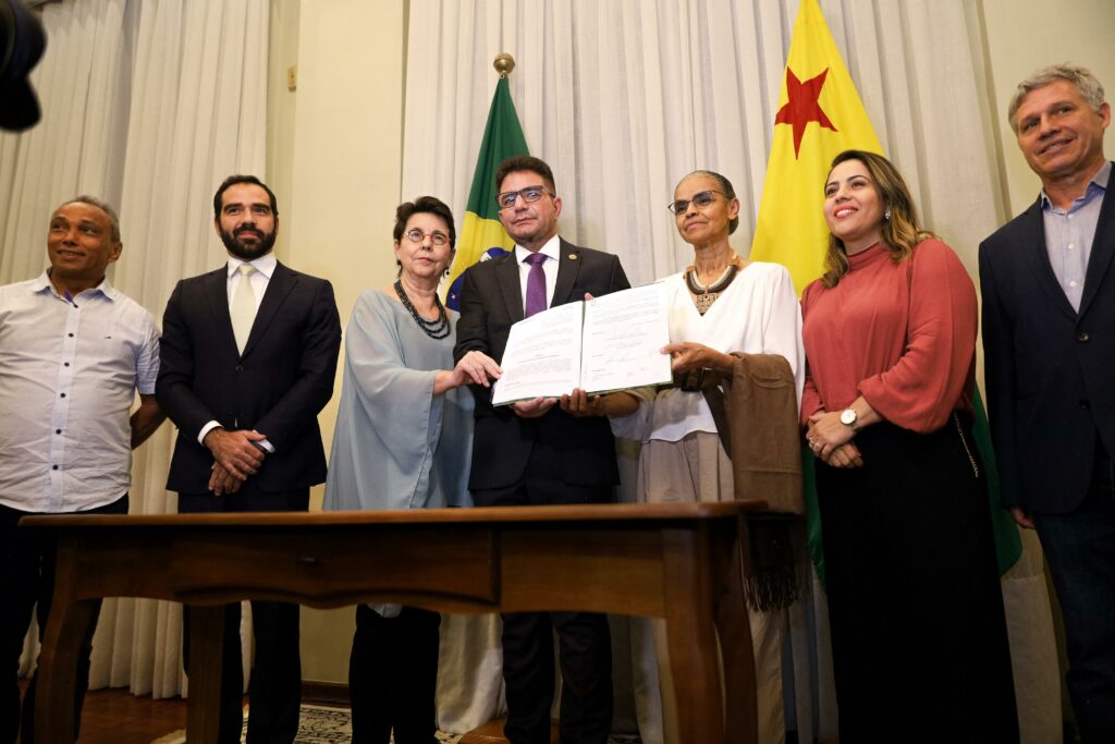 Ministros e governadores da Região Norte celebram o aporte de R$ 98 milhões do Fundo Amazônia ao Acre. Foto: José Caminha/Secom