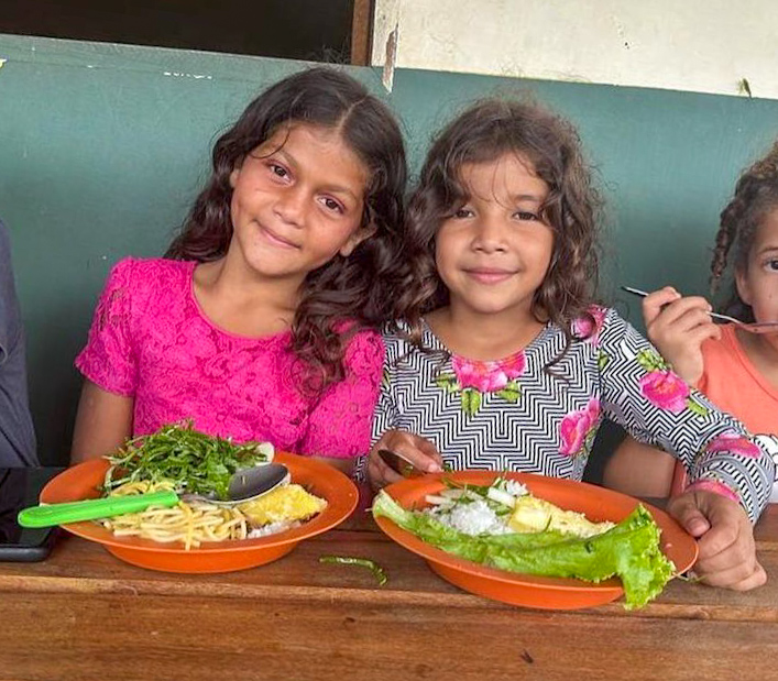 Alunas almoçam na Escola Rural Sandoval Batista, em Assis Brasil. Foto: Arquivo/ Representação SEE de Assis Brasil