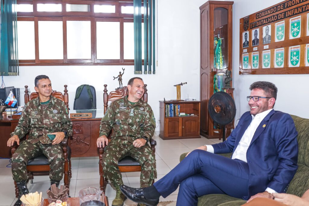 Em Cruzeiro do Sul, governador Gladson Cameli reforça parceria do Estado com Exército Brasileiro em visita à instituição