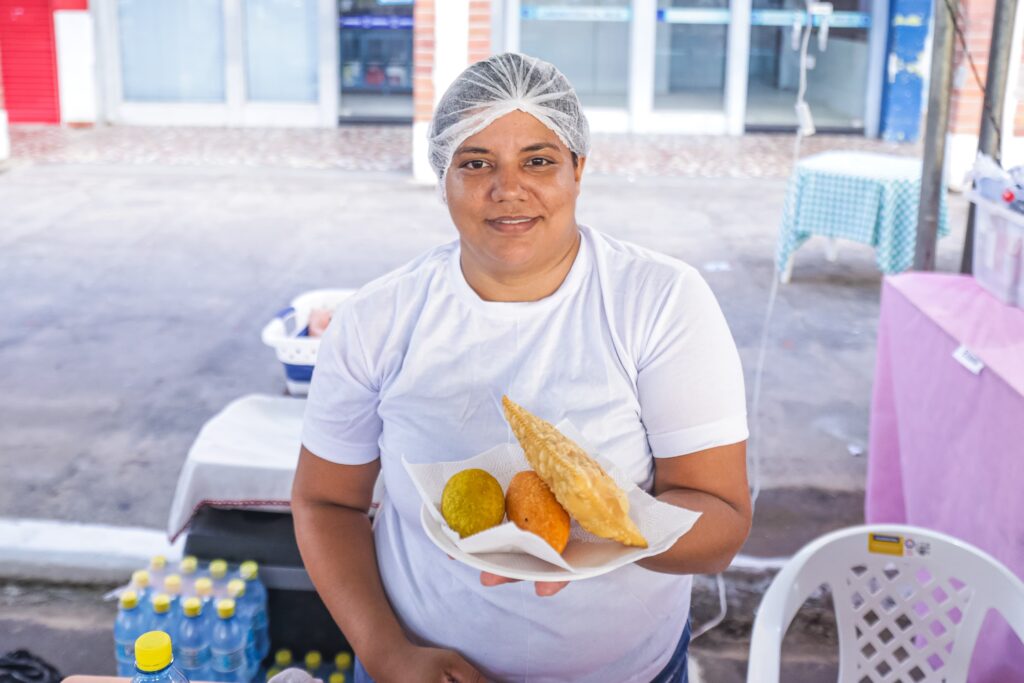Feira do empreendedorismo gera oportunidades na festa do Dia do Trabalhador, em Cruzeiro do Sul