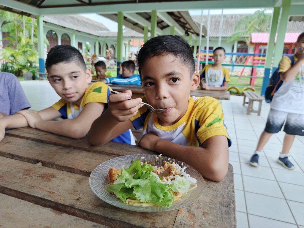 Alunos da Escola Almada Brito almoçam na instituição. Foto: Dayana Soares/SEE