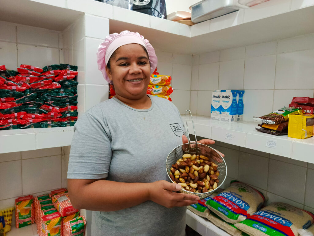Manipuladora de alimentos, Cristiane Silva é a “tia Cris”, assim chamada carinhosamente pelos estudantes. Foto: Dayana Soares/SEE