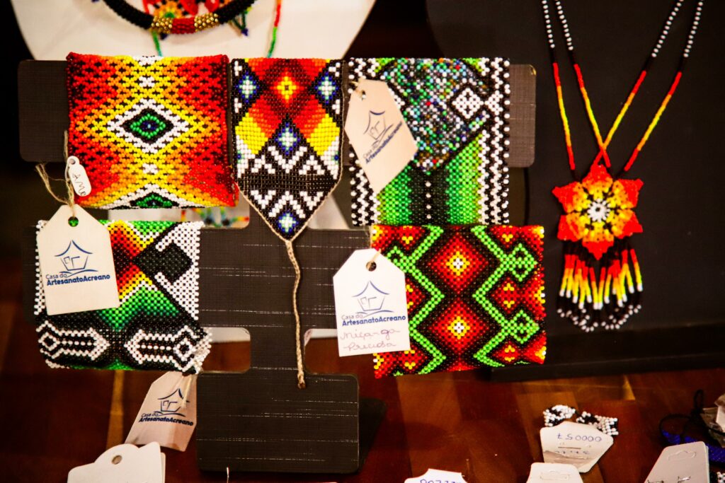 Artigos indígenas também fazem parte da vitrine de produtos da Casa do Artesanato Acreano. Foto: Alice Leão/Sete