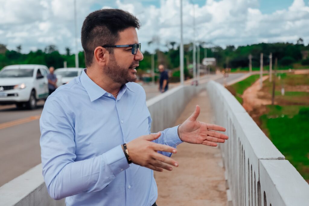 Governador Gladson Cameli celebra consolidação da Ponte Frei Paolino Baldassari e reafirma compromisso com as obras do Hospital João Câncio Fernandes em Sena Madureira