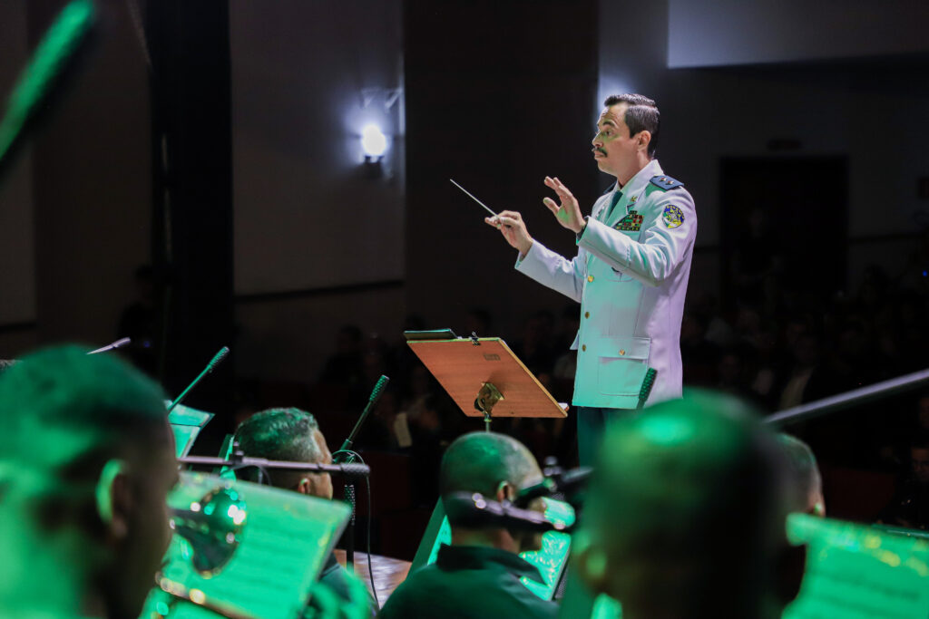 O tenente Fredson Ferraz, regente da Banda de Música da PMRO, participa das comemorações de aniversário da coirmã há dez anos. Foto: Neto Lucena.
