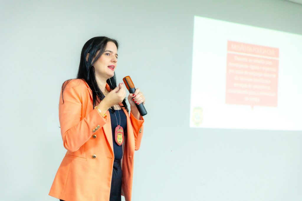 Delegada Carla Fabíula Coutinho destaca a determinação e compromisso na luta contra o abuso infantojuvenil. Foto: assessoria/ PCAC