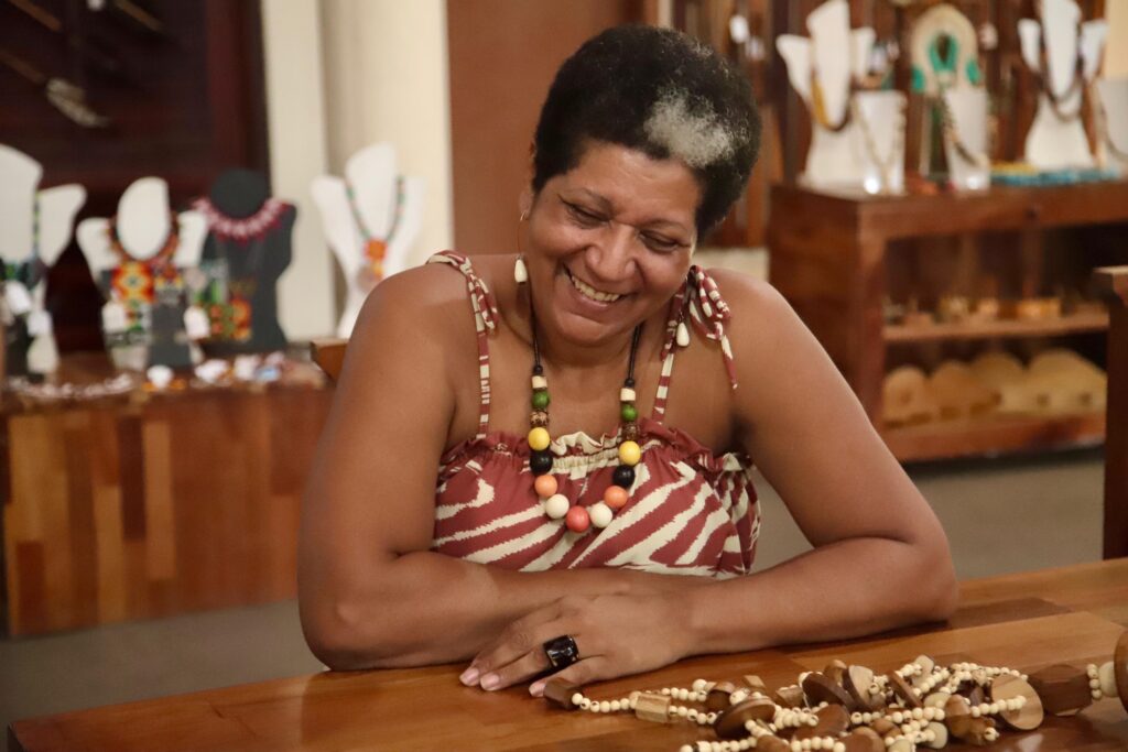 No Dia das Mães, conheça Cláudia, a artesã que encontrou em sua arte a força para vencer um câncer