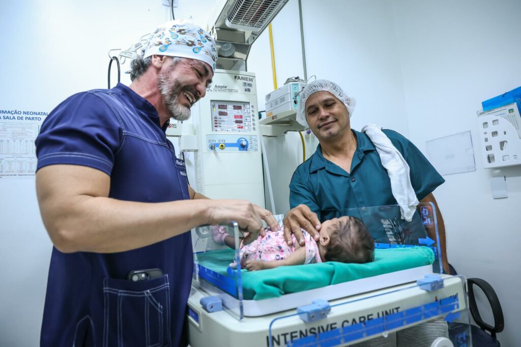 ‘Dr. Cegonho’ faz sucesso nas redes sociais ao mostrar atendimento humanizado a grávidas em maternidades do Acre