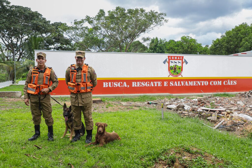 Terceiro-sargento Kennedy Pereira e segundo-tenente Eduardo Santos acompanhados de filhotes em treinamento. Foto: Neto Lucena/ Secom
