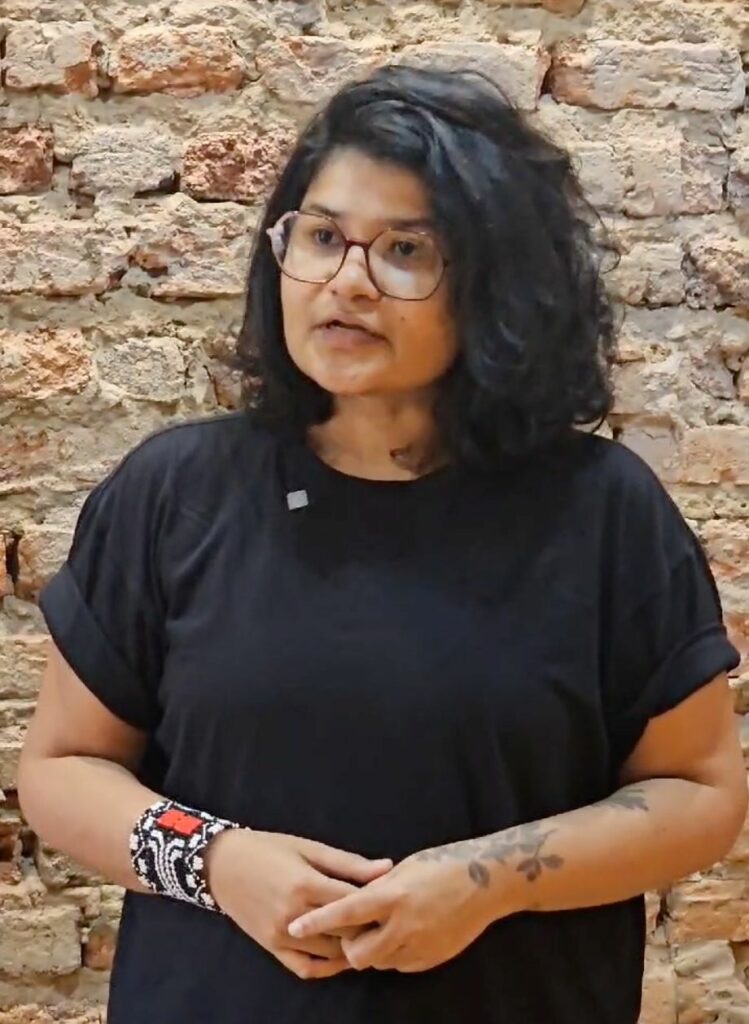 Professora Débora Tacana, curadora da exposição, faz convite a toda a população. Foto: divulgação